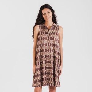 Vestido curto com gola e...