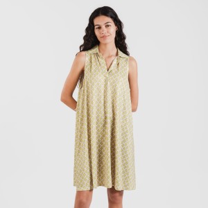 Vestido curto com gola e...