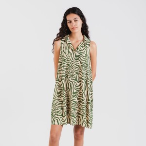 Vestido curto com gola e...